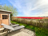 Terrasse mit Gartenhaus und Sonnenecke